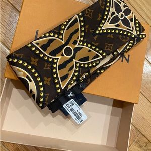 Authentic LV World Marron bandeau scarf. NEW NEVER WORN.